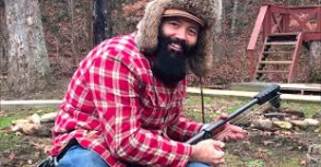 Музыкант превратил винтовку в стреляющую гитару